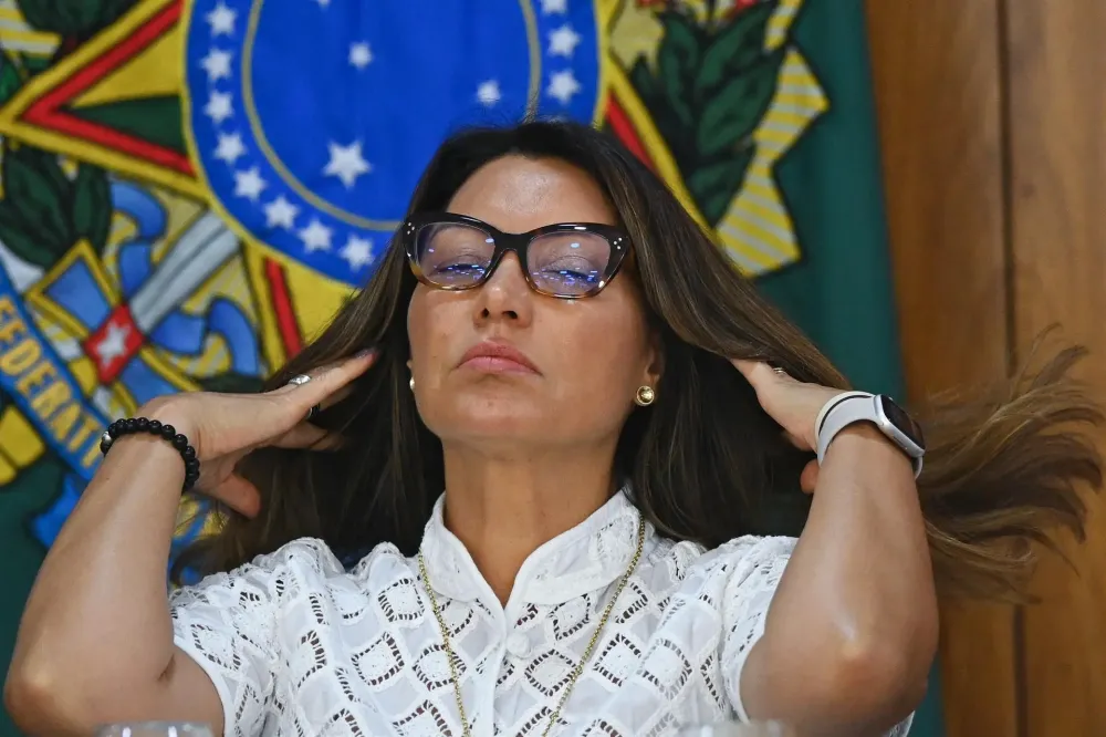 Globo expõe derrubada de fake news de Janja contra Flávio Bolsonaro