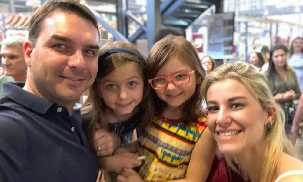 Governo Trump vai conceder vistos a Flávio Bolsonaro e sua família, diz imprensa dos EUA
