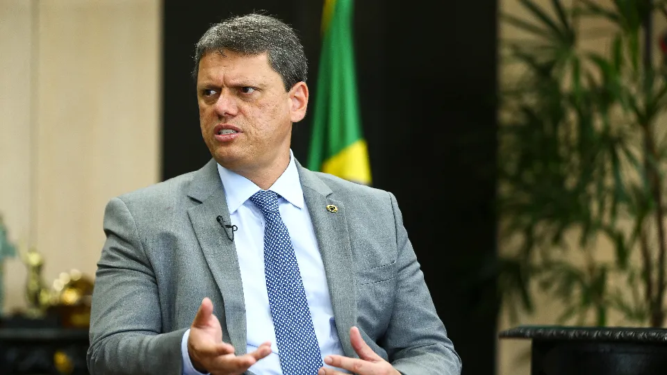 Tarcísio diz entender indignação de Flávio, mas defende respeito ao resultado das urnas